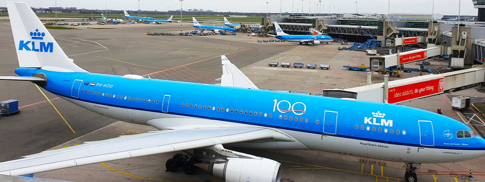 Vliegtuig van KLM aan de pier op Schiphol, ook KLM heeft goedkope vliegtickets tijdens de KLM Werelddeal weken