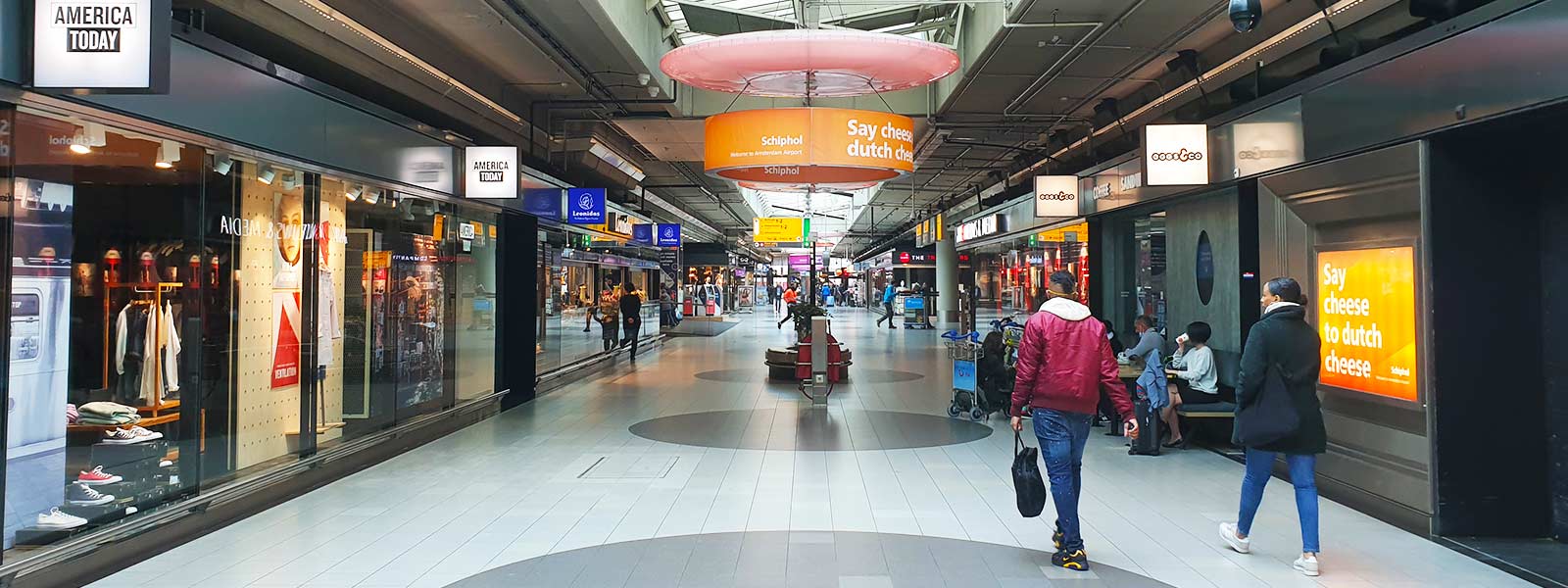 Winkelen op Schiphol Plaza nadat je een goedkoop vliegticket hebt geboekt.