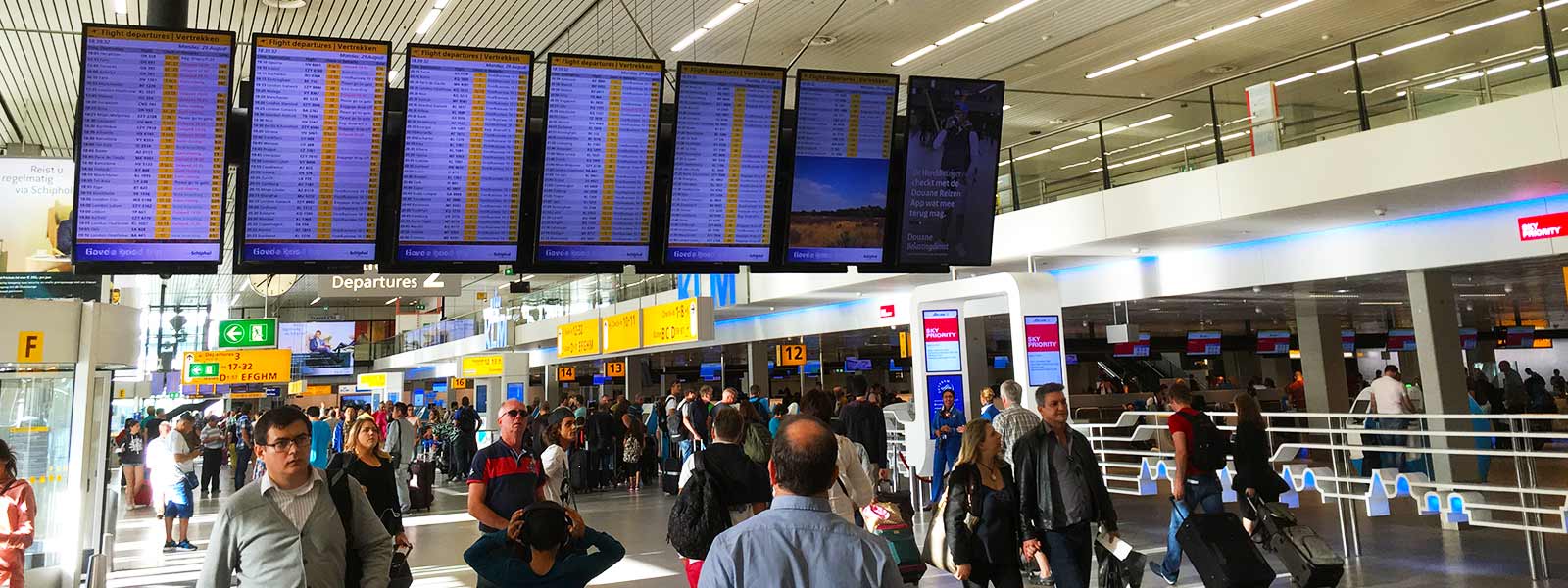 Tv schermen op Schiphol met vertrektijden