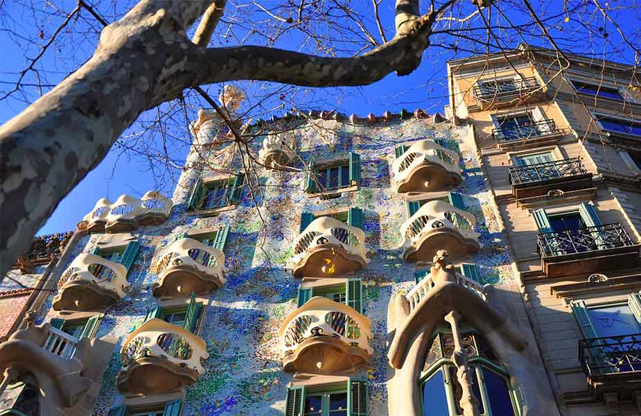 De gevel van Casa Batllo in Barcelona
