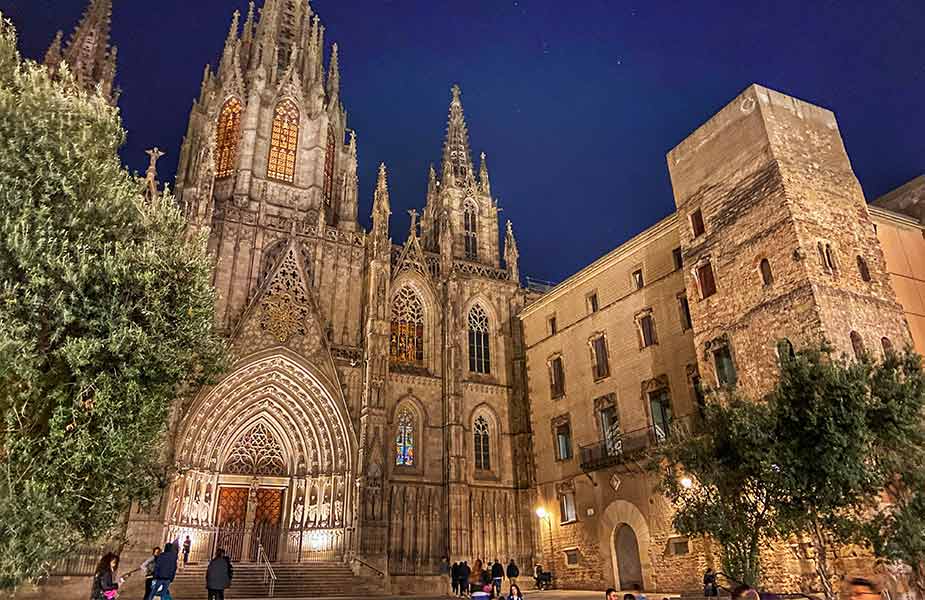 De voorgevel van de kathedraal in Barcelona