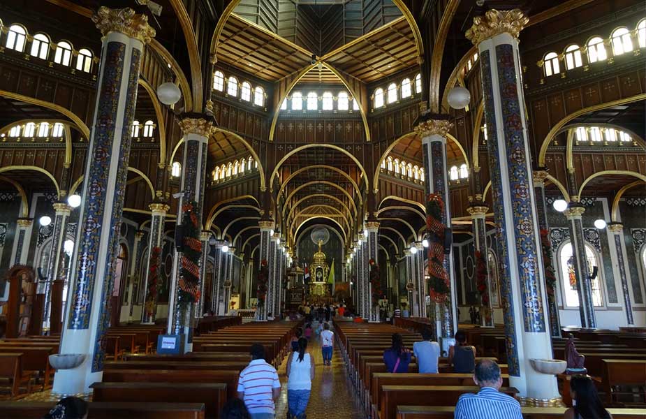 Binnen in de kathedraal van de stad cartago in Costa Rica