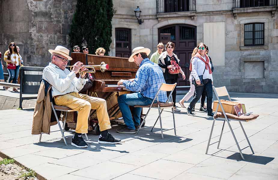 Sfeer met muzikanten op straat in Barcelona