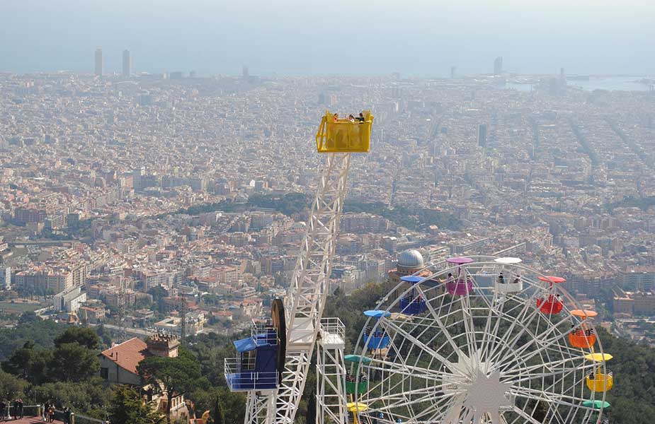 Uitzicht op de stad Barcelona vanaf Tibidabo