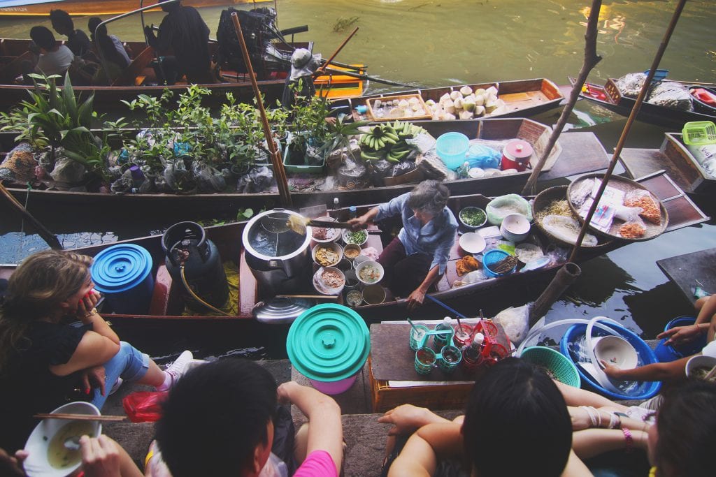 Doen in Bangkok, een drijvende markt bezoeken