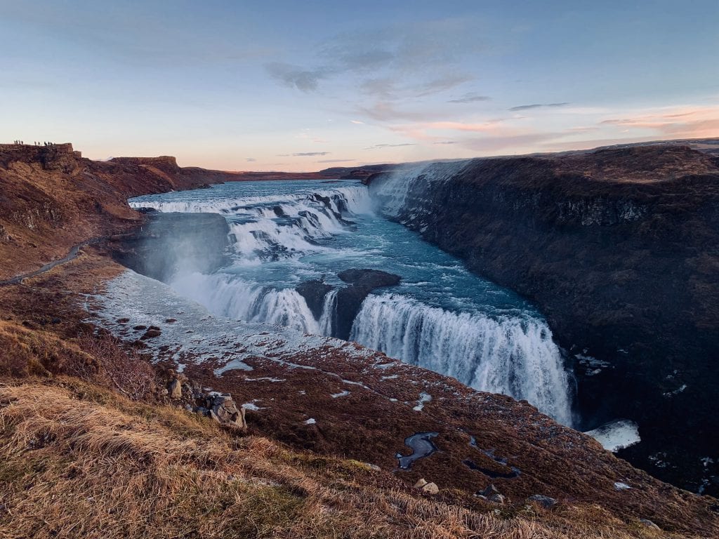 Watervallen zien zoals deze tijdens een reis door IJsland