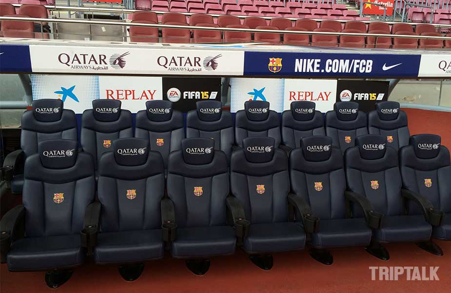 De bank van FC Barcelona langs de lijn in Camp Nou