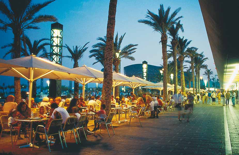 Lekker in de avond genieten op een terras in de haven van Barcelona