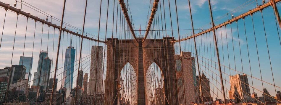 De Brooklyn Bridge met uitzicht op Manhattan