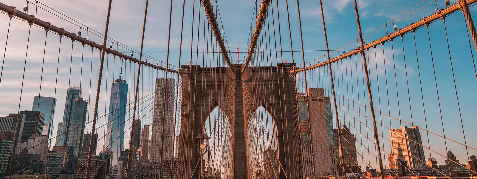 De Brooklyn Bridge met uitzicht op Manhattan