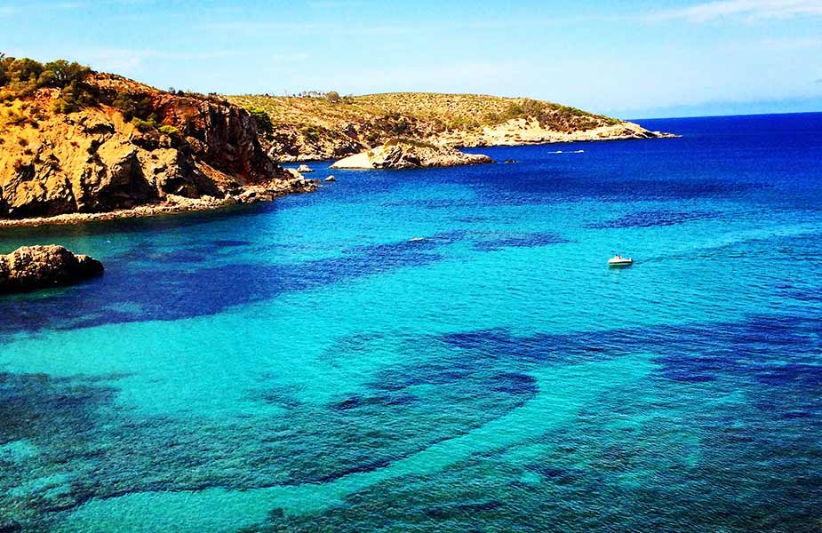 De prachtige baai van Cala Xarraca op Ibiza