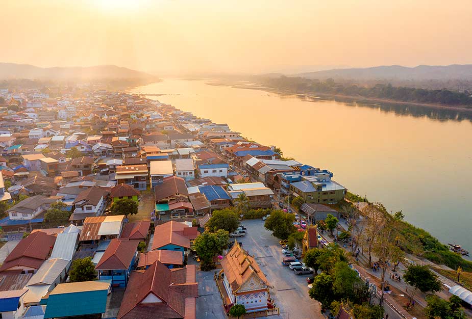 De stad Chiang Khan bij zonsopgang aan de mekong