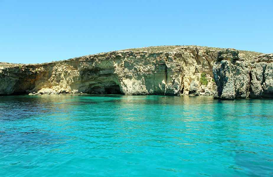 De zee bij het eiland Gozo bij Malta