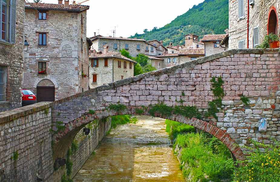 Oude gebouwen in Gubbio in Umbrie