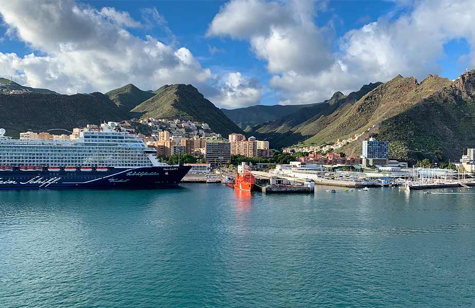 Een cruiseschip in een haven op de Canarische Eilanden