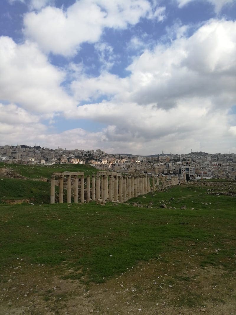 Jerash Ruïnes op heuvel met uitzicht