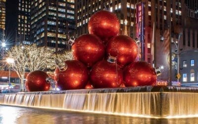 Kerstballen bij het memorial in New York