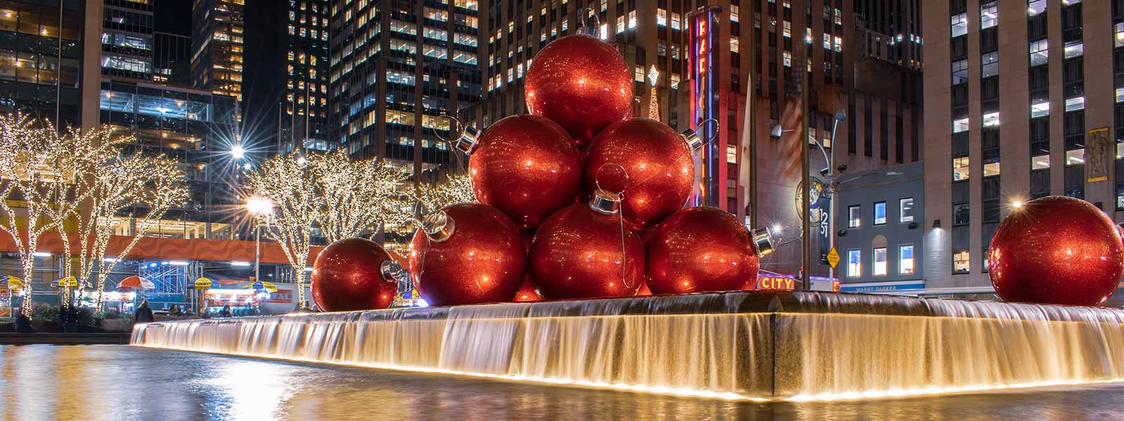 Kerstballen bij het memorial in New York