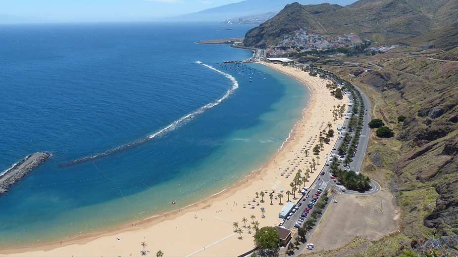 Playa de las Teresitas, een van de mooiste stranden van de Canarische Eilanden, in het noorden van Tenerife