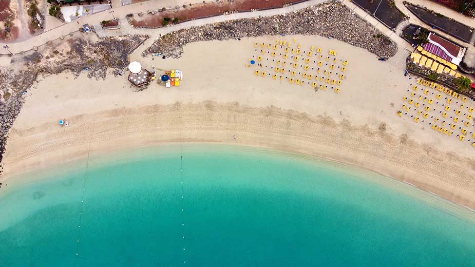 Het mooie zandstrand van Playa Blanca in het zuiden van Lanzarote