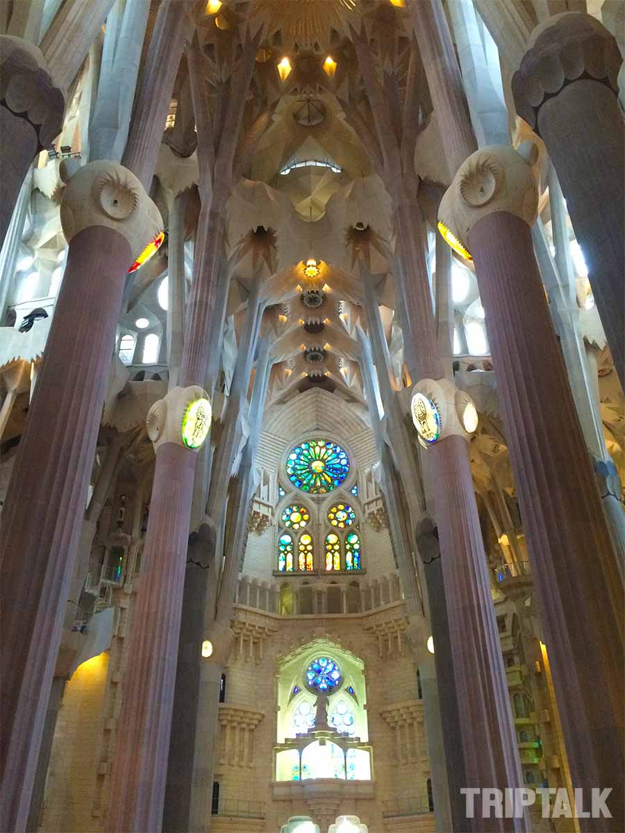 Binnenkant van de Sagrada Familia in Barcelona