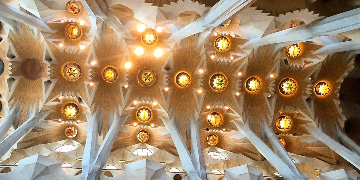 Het plafond binnen van de Sagrada Familia in Barcelona