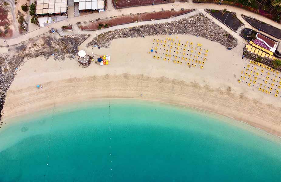 Vakantie naar de Canarische eilanden op dit strand in Lanzarote