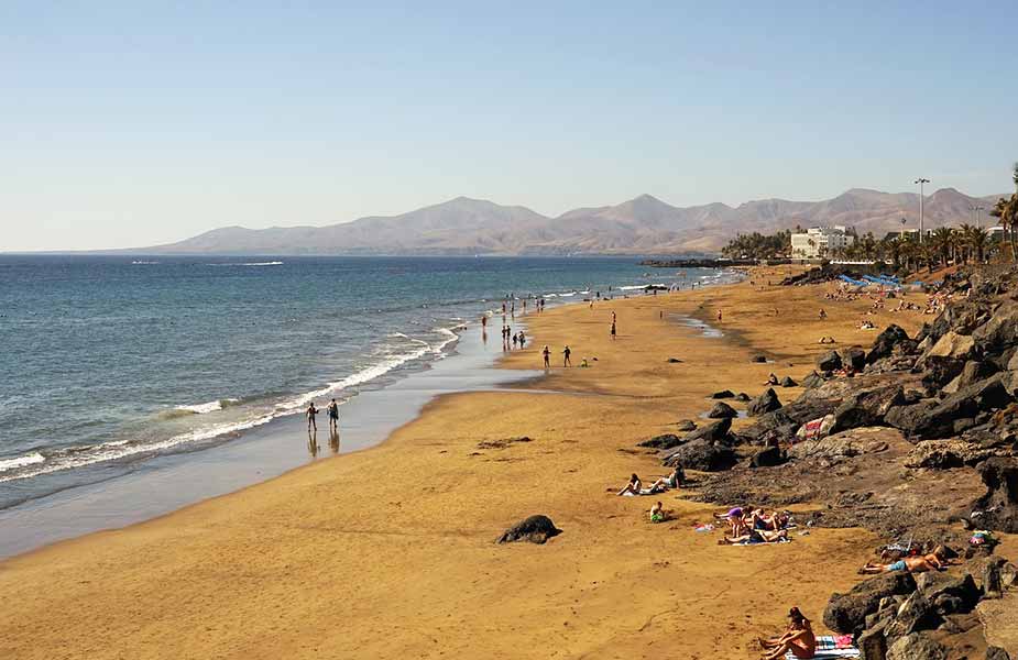 Het zandstrand van Puerto del Carmen, ideaal voor vakantie naar de Canarische eilanden