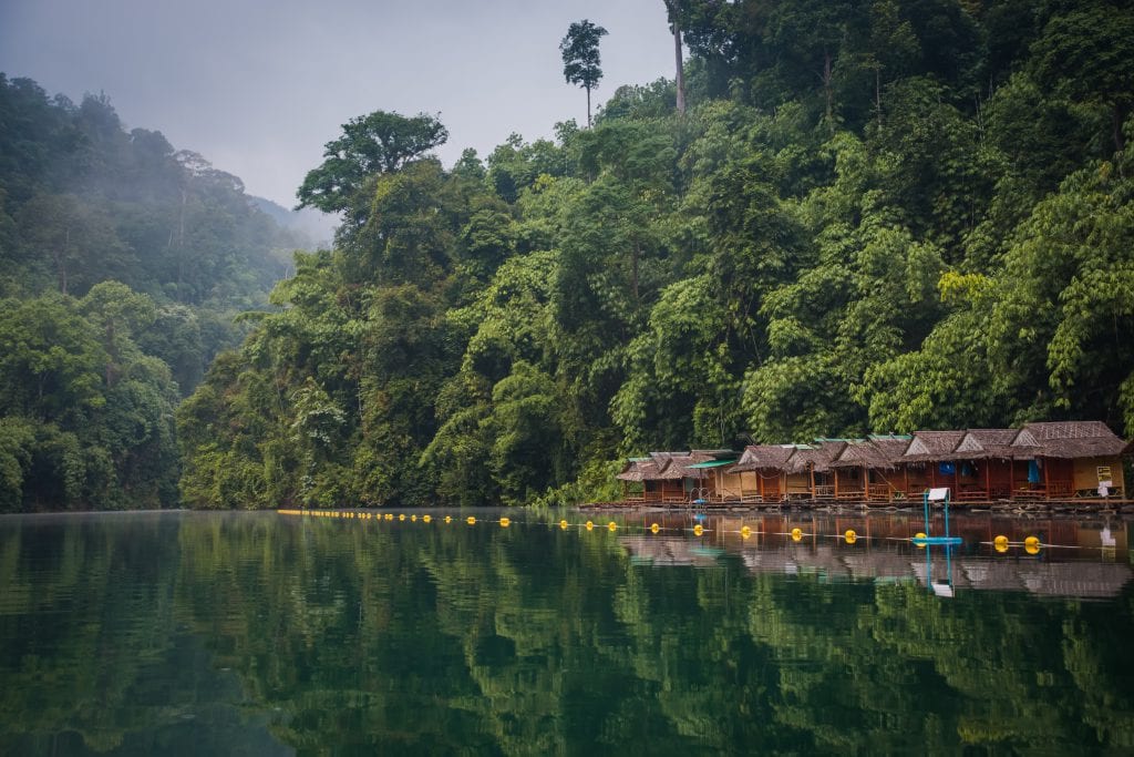 Slapen in een drijvend hotel in het Khao Sok National Park