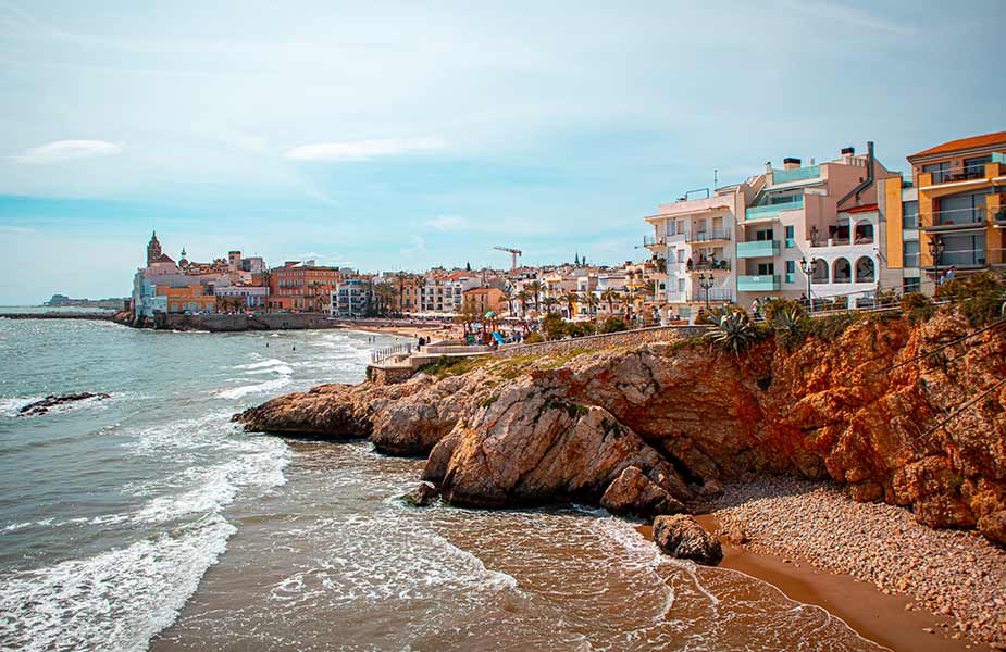 Strand en de kustlijn van Sitges bij Barcelona