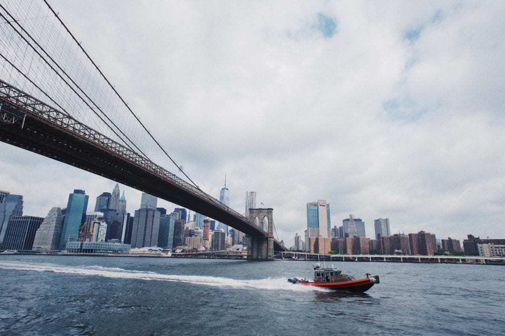 Tips voor New York; uitzicht op de skyline van Manhattan vanaf Brooklyn