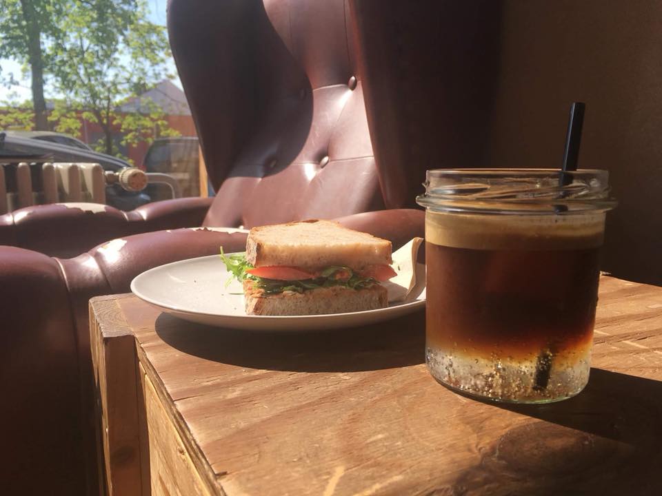 Stoel en koffie bij Leuchtstoff