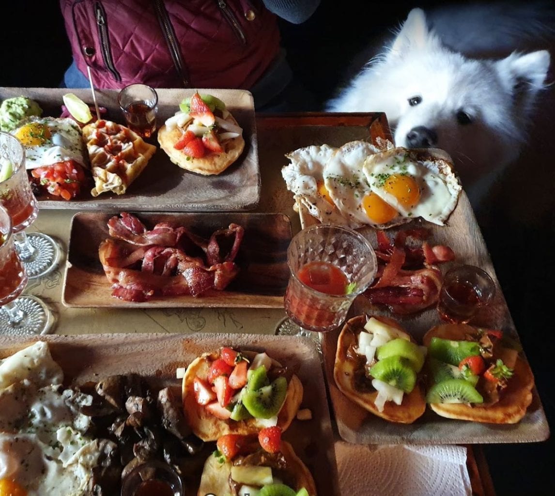 Tafel met lunch bij Geist im Glass