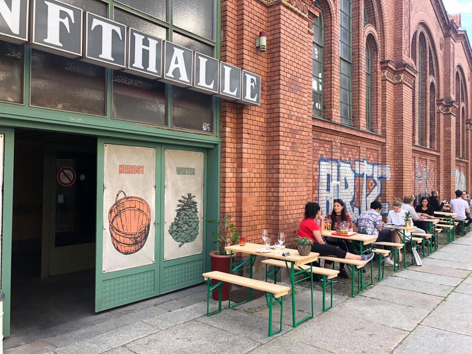 Buitenkant van de Arminius Markthalle met terras n Berlijn