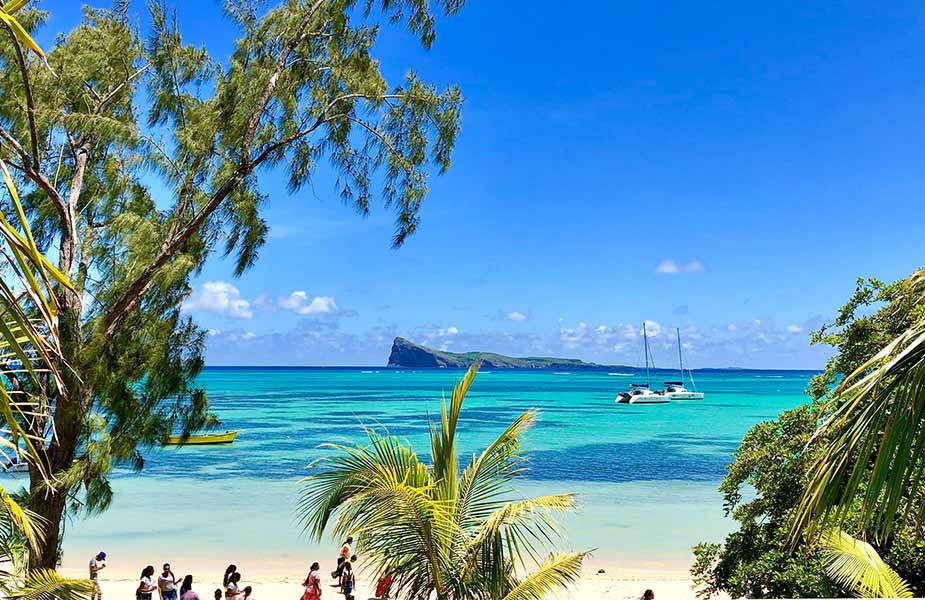 Blauwe zee en tropisch strand op het eiland Mauritius