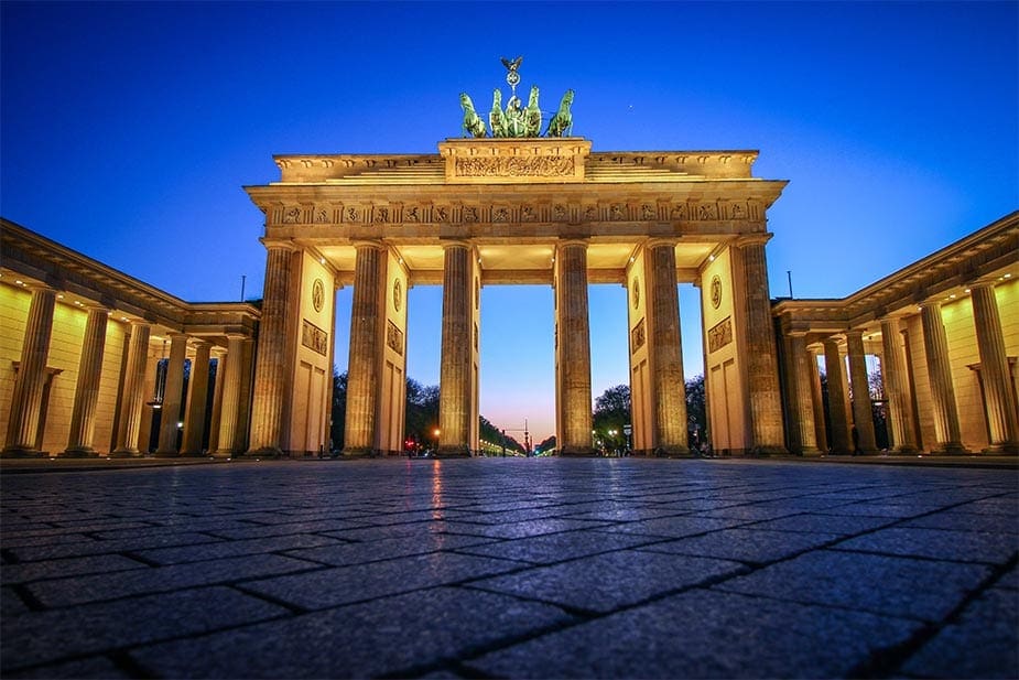 De Brandenburger Tor in Berlijn bij schemer