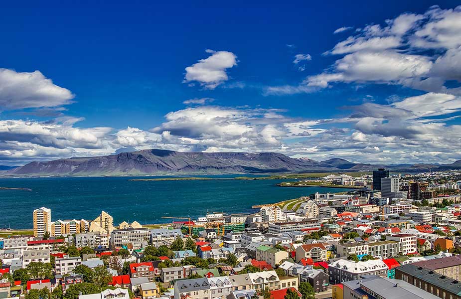 De stad Reykjavik aan zee 