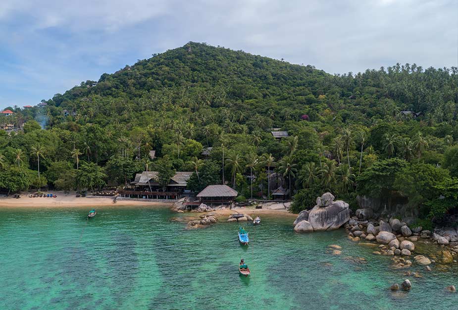 Groen gedeelte aan zee op het eiland Koh Tao