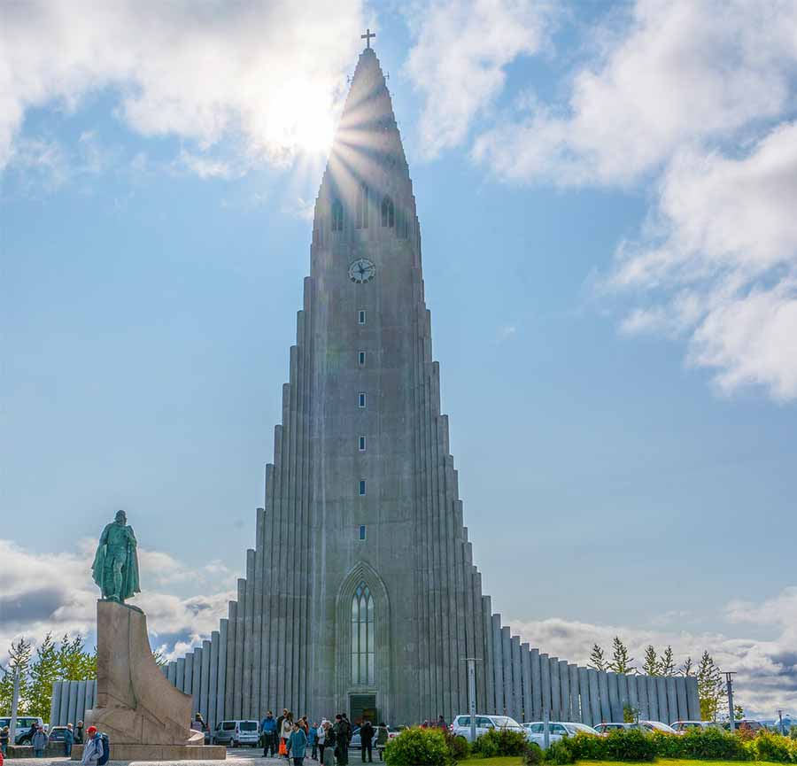 De bijzonder Hallgrimskirkja in Reykjavikkerk in IJsland