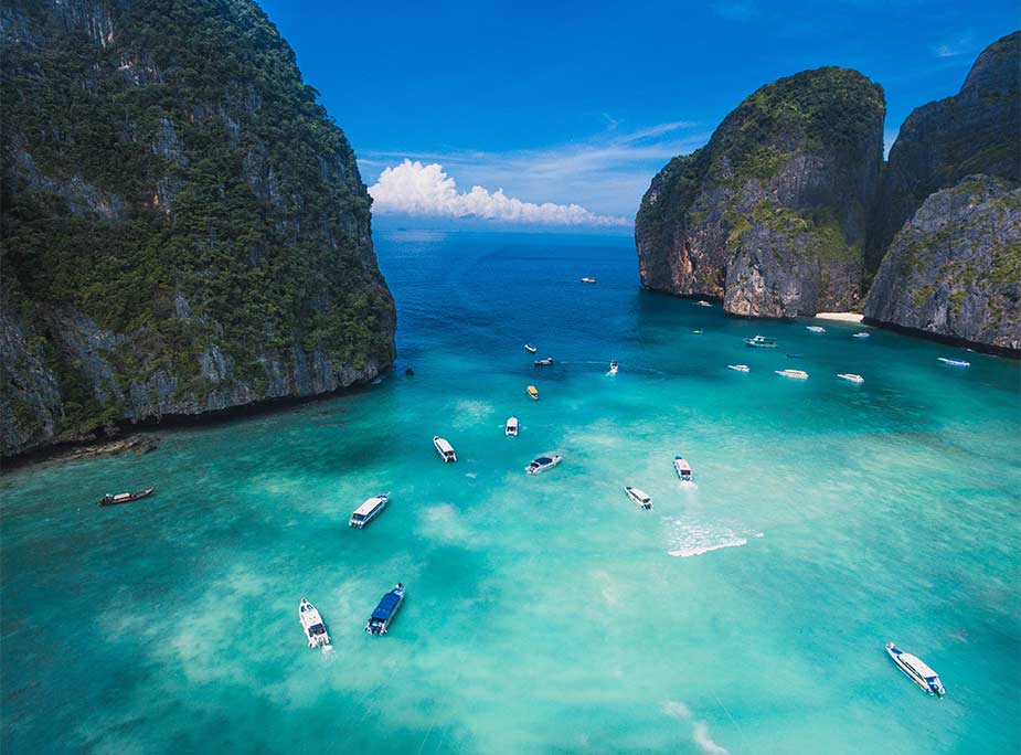 De mooie blauwe baai van Maya Bay bij de Koh Phi Phi eilanden in Thialand