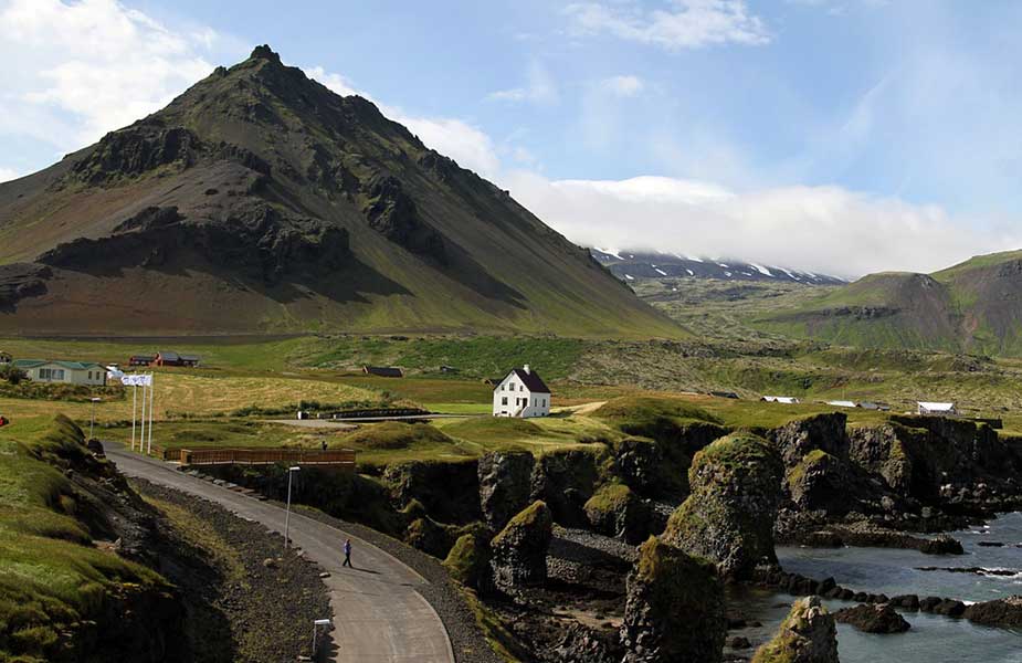 Groene natuur in IJsland tijdens het autorijden