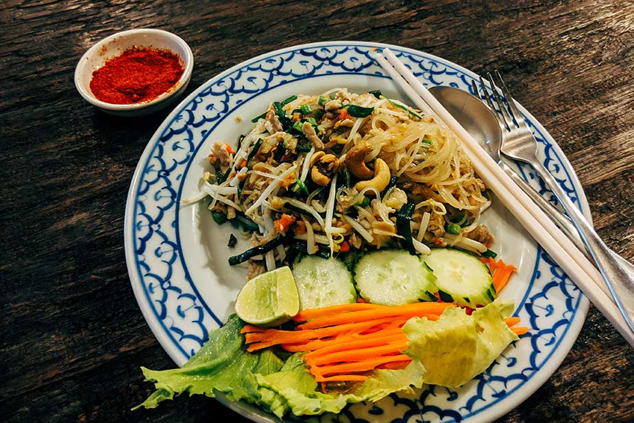 Lekker eten van de traditionele Pad Thai