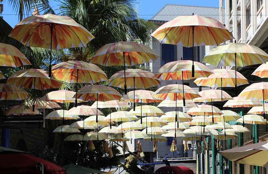 Parasols in straat Port Louis op het eiland Mauritius
