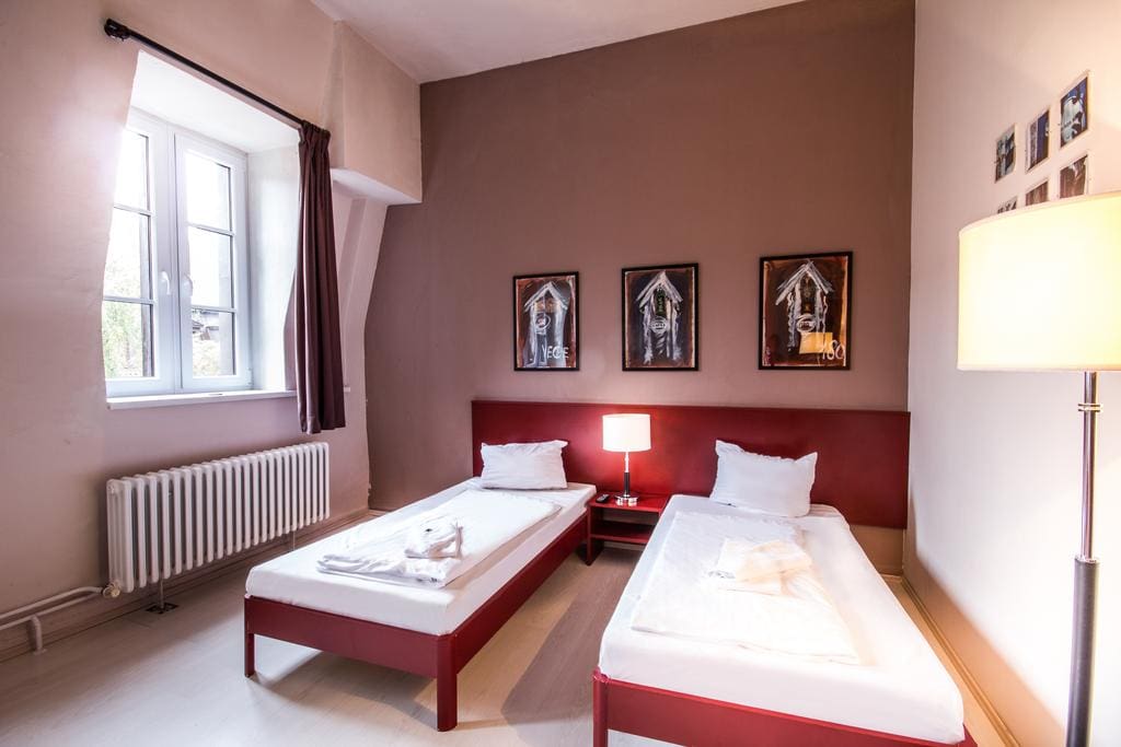 Interieur van een slaapkamer in Plus Hotel Berlijn