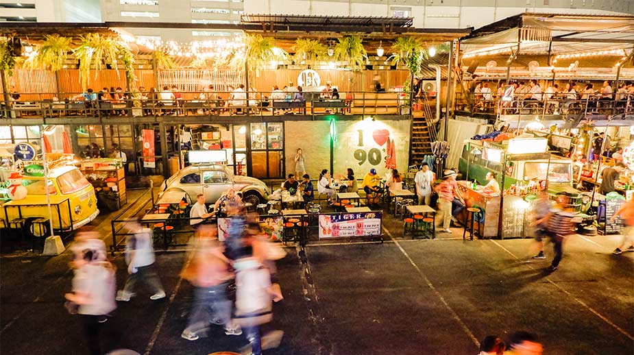 Genieten van eten en drinken bij food kraampjes op een markt in Bangkok