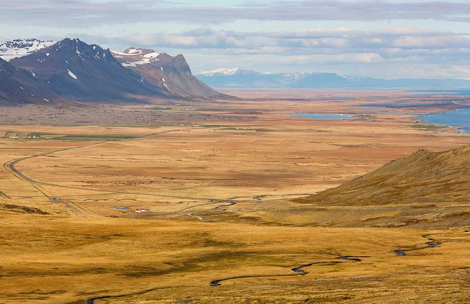Autorijden door IJsland is rijden door dit soort uitgestrekte landschappen
