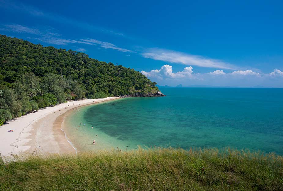 Tropisch strand op het eiland van Koh Lanta