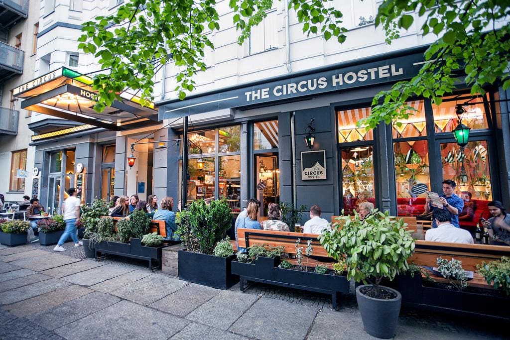 Terras buiten bij het Circus Hotel in Berlijn