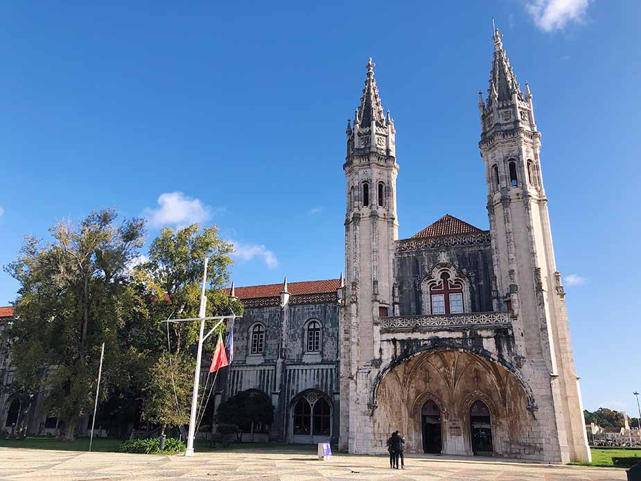 Buitenkant van het Jerónimos Klooster in Lissabon