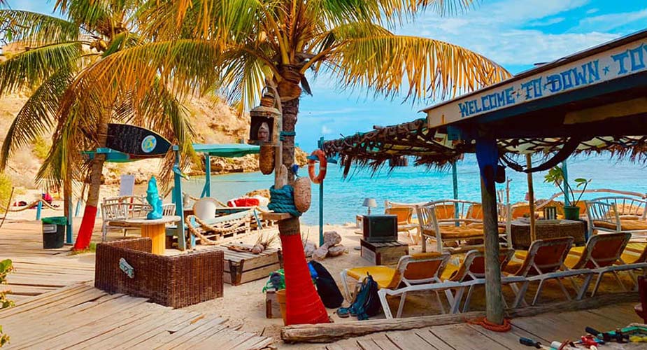 De beachbar aan Tugboat beach